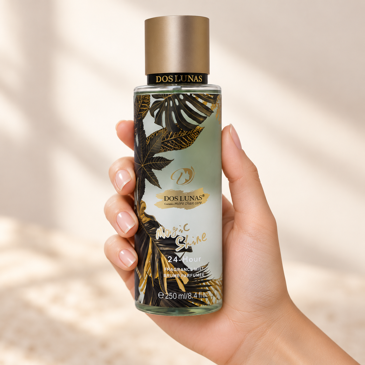 عبوة معطر الشعر Magic Shine Original من DOS LUNAS ممسوكة باليد