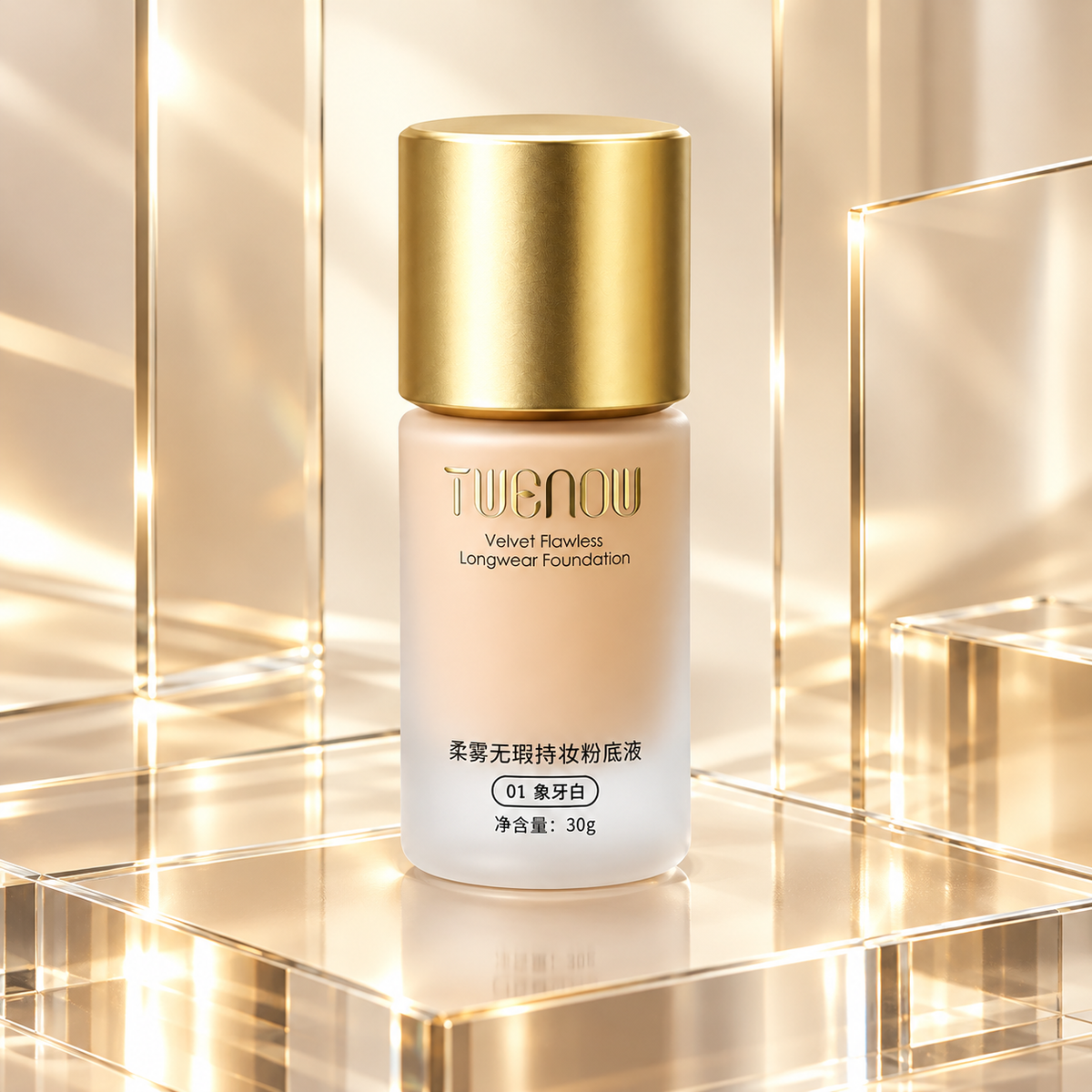 عبوة كريم أساس TWENOW Velvet Flawless بدرجة 01 Ivory في تصوير استوديو ذهبي